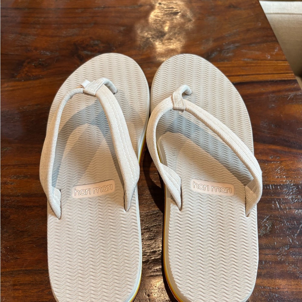 Hari Mari Light Gray Flip Flops